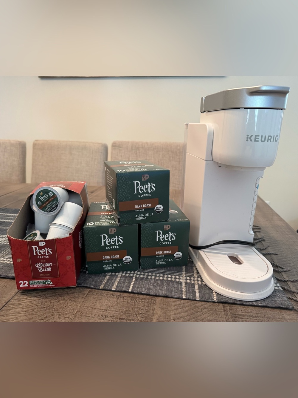 Keurig Bundle! Single serve Keurig plus 52 K Cups. Used one week.